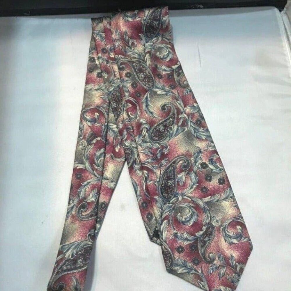 #1493 VTG COURTENAY VINTAGE SILK MEN'S MAROON NECKTIE 56 IN X 3.75 IN